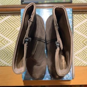 Dansko Teak Burnished Nubuck Marietta Boots Size 7 Ht 3 in.